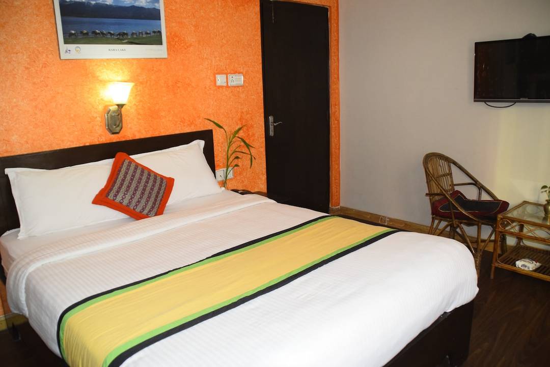 Eco-Hotel room with attach bath, clean & green