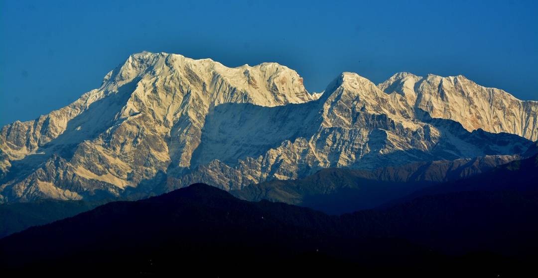 Hotel in Pokhara kings size bed. mountain view — photo