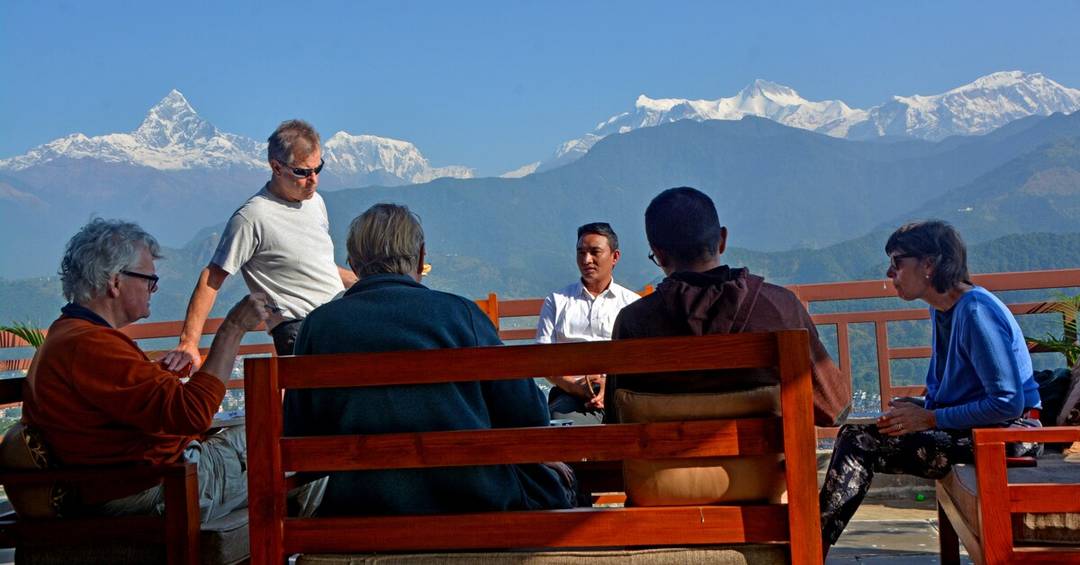 Hotel in Pokhara kings size bed. mountain view — photo