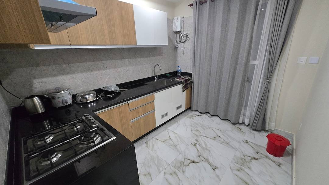2BHK w/ Balcony & Mountain View | 8 Min Lakeside — photo