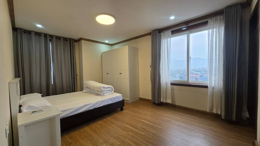 2BHK w/ Balcony & Mountain View | 8 Min Lakeside — photo