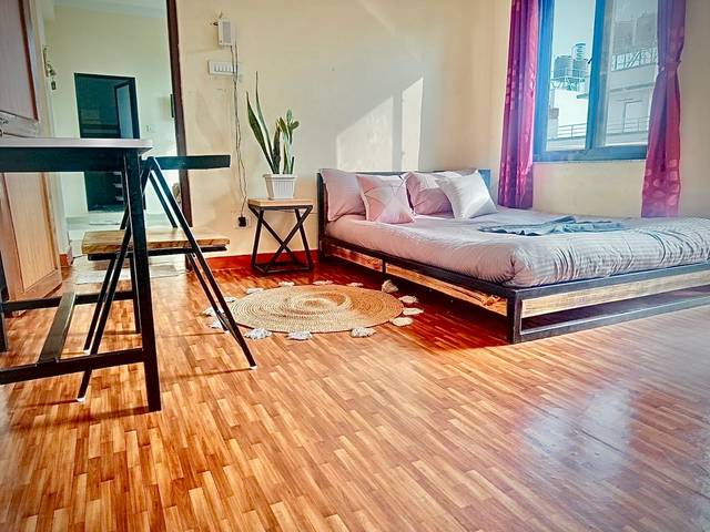 Sunny 1BR + Rooftop & Balcony | Mom made food