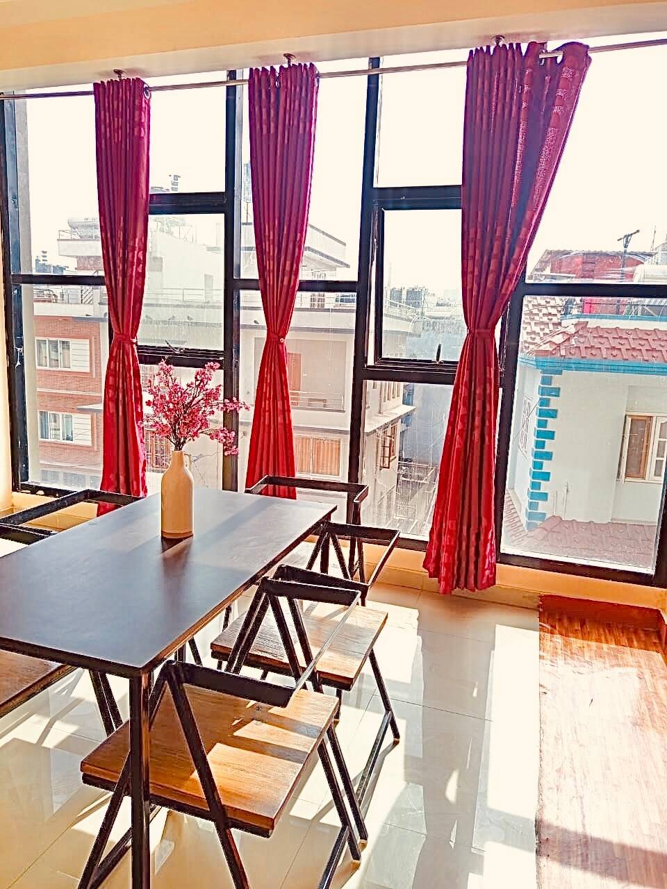 Sunny 1BR + Rooftop & Balcony | Mom made food — photo