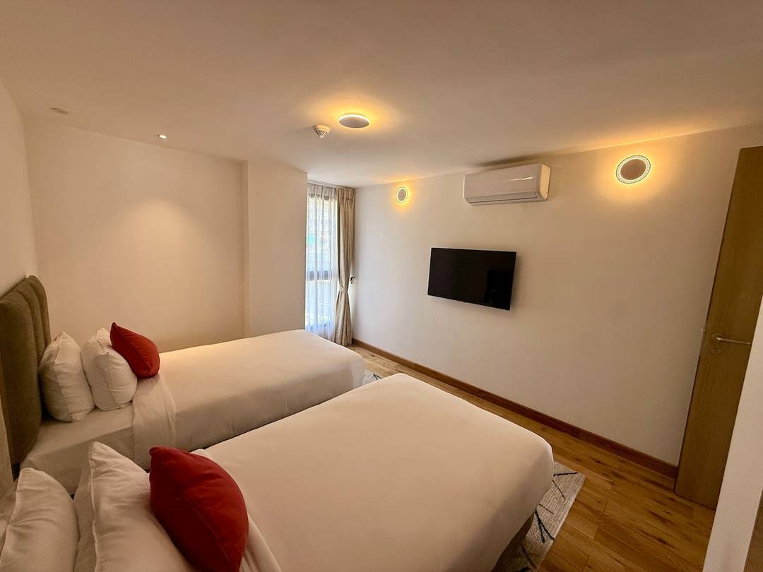Lakeside Bliss-2BR Apt with Infinity pool &parking — photo