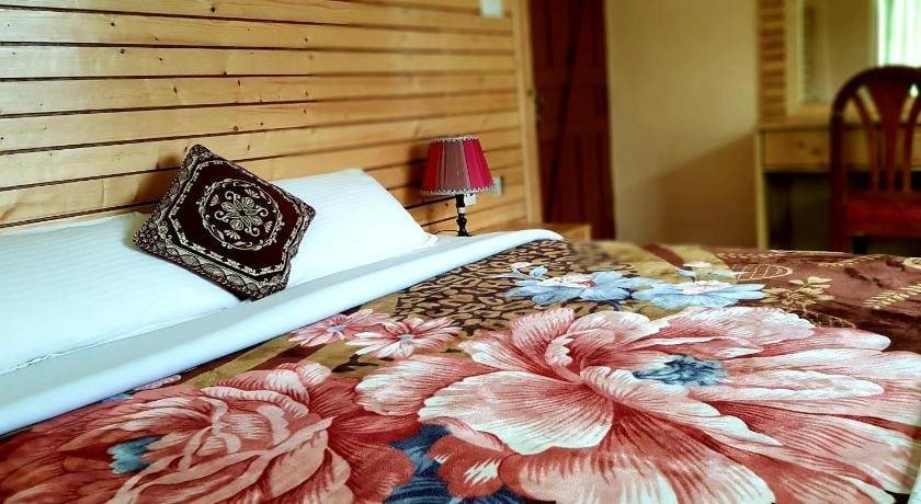 Fresh, clean & comfy room at Hotel Diplomat — photo