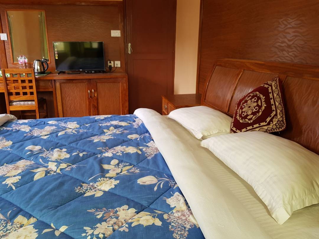 Fresh, clean & comfy room at Hotel Diplomat — photo