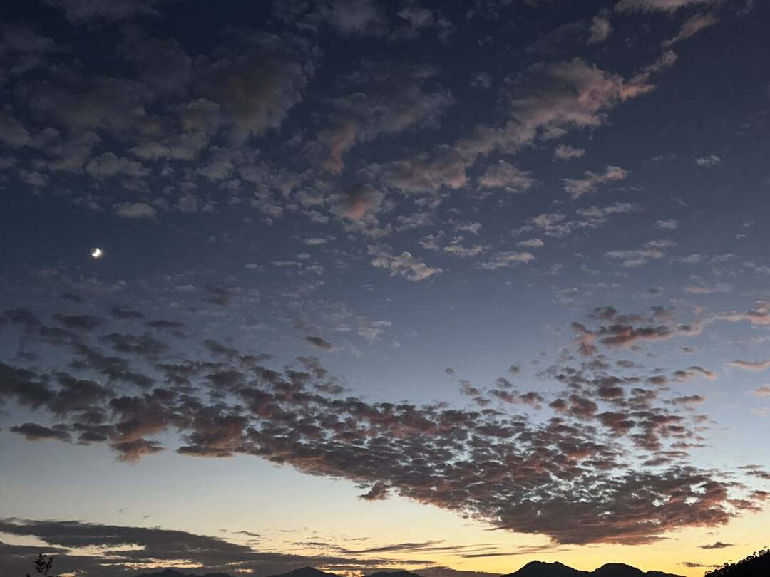 Perched on a mountain top, breathtaking city view. — photo