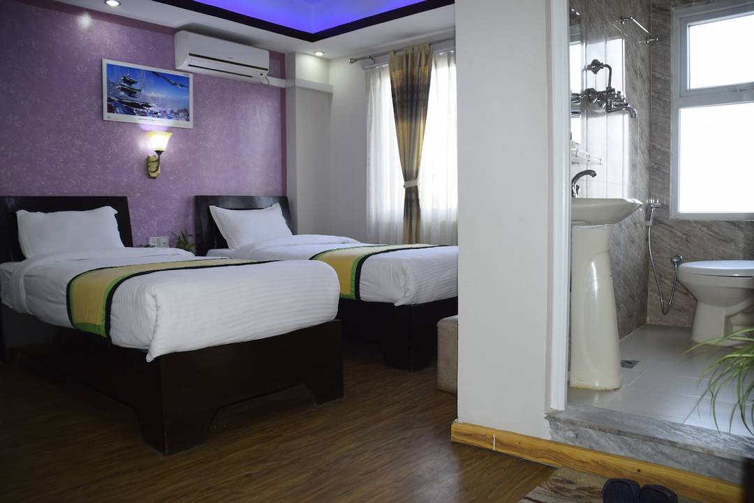 Twin-bed room with attach bath & amenities