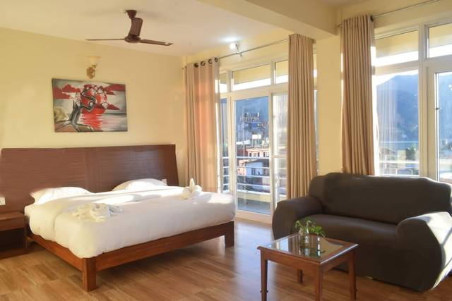 welcome to hotel arizona just 100M from lake.