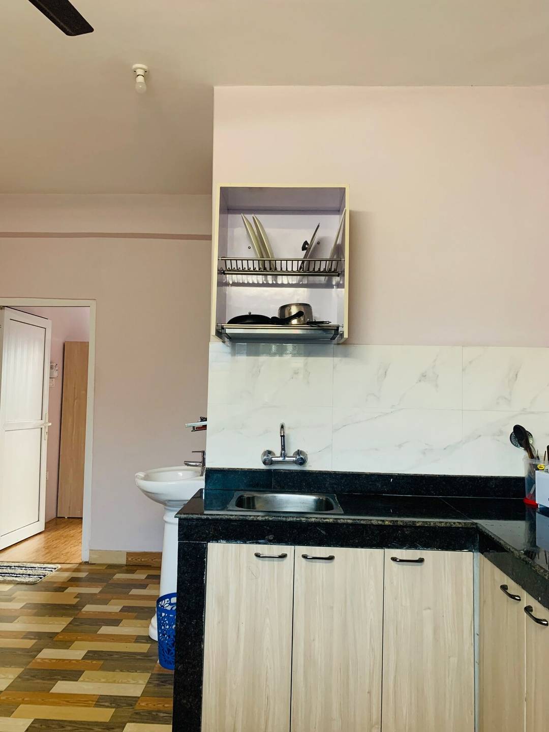 One-Bedroom Apartment with Kitchen & Mountain View — photo