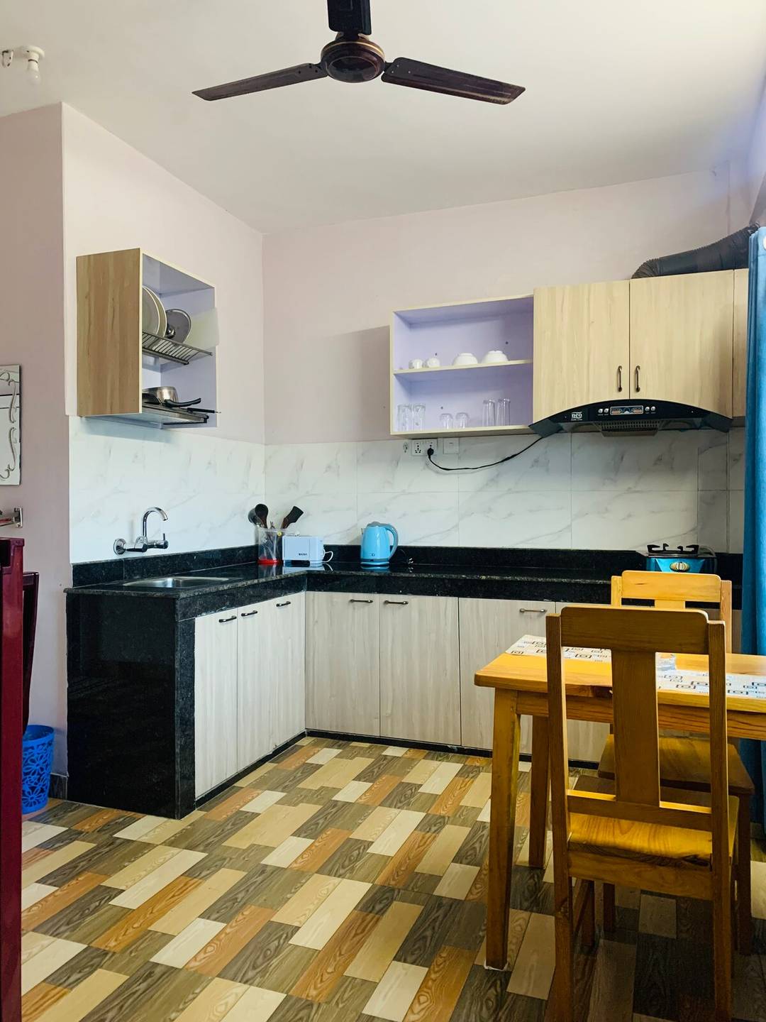 One-Bedroom Apartment with Kitchen & Mountain View — photo