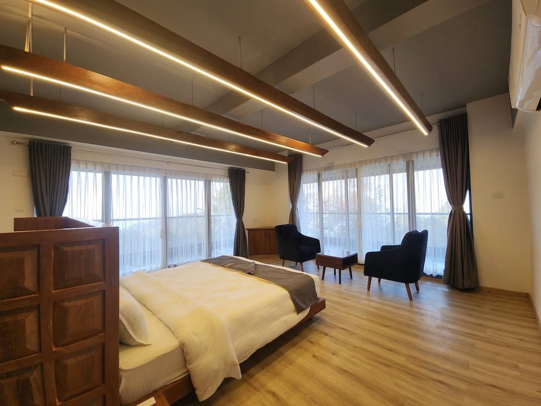 Beautiful Mountain facing room w/ two side window — photo