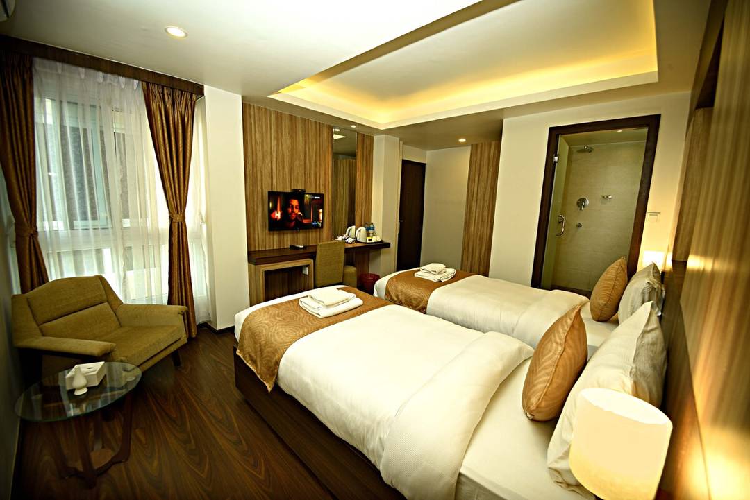 Deluxe Twin Room at The Milestone Hotel — photo