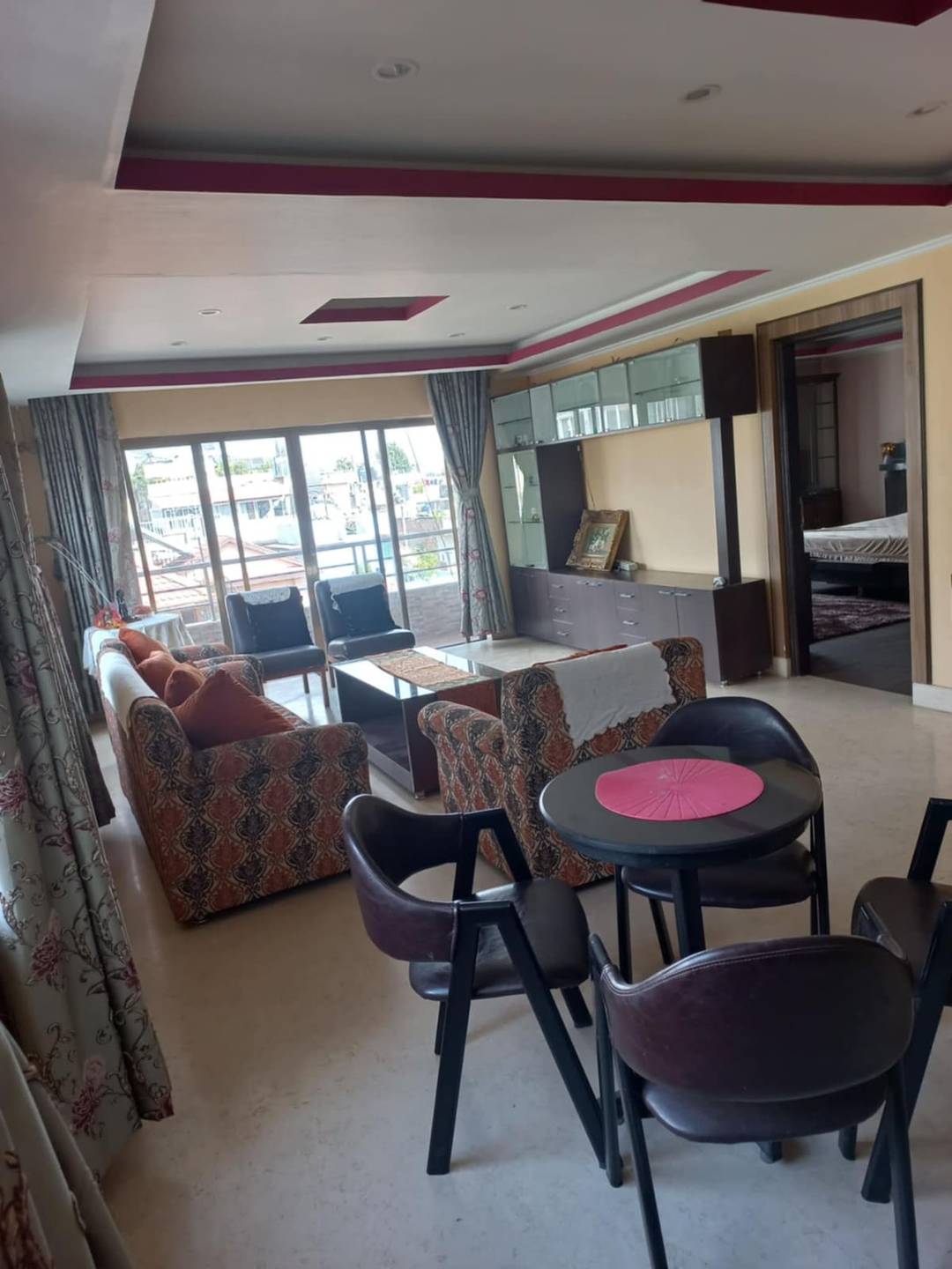 Comfortable, Spacious, Posh Area — photo