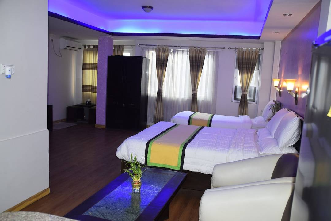 Spacious studio apt. (panoramic view, clean. green