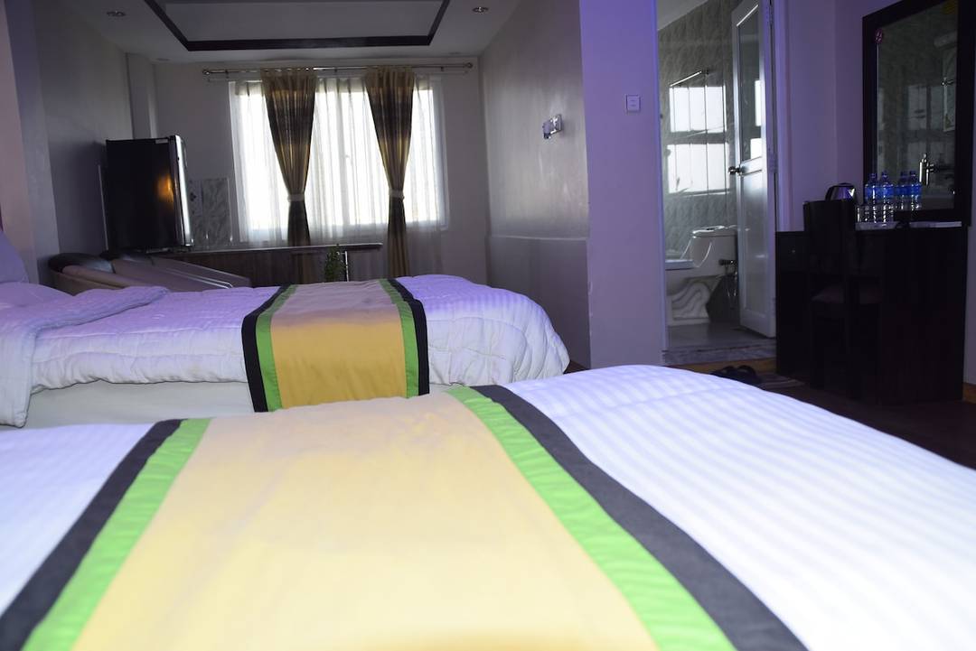 Spacious studio apt. (panoramic view, clean. green — photo