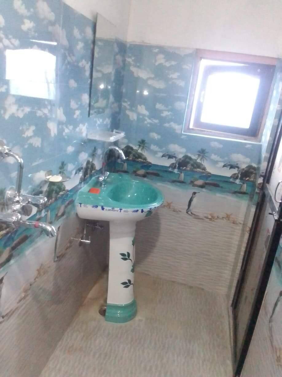 Private room with attached bathroom — photo
