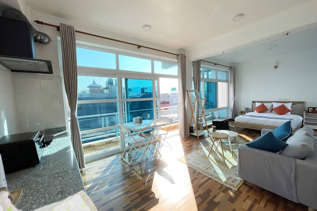 Bright Sunny studio apartment with Mountain view. — photo