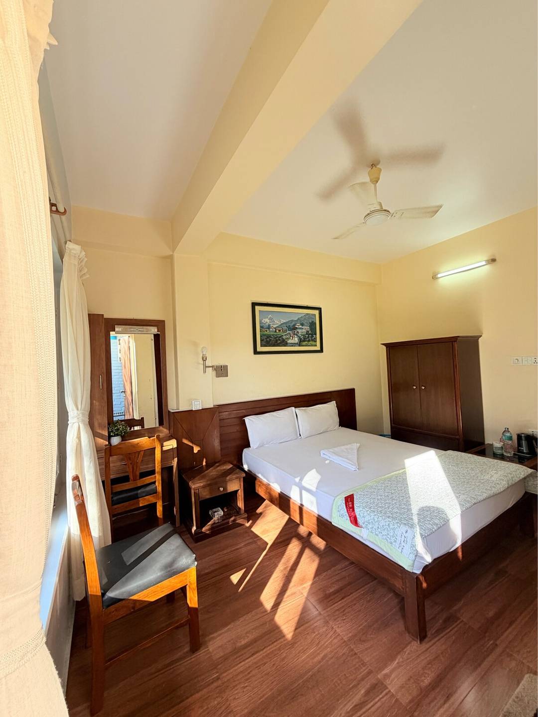 Budget Room w/ Balcony Near Lakeside Pokhara — photo