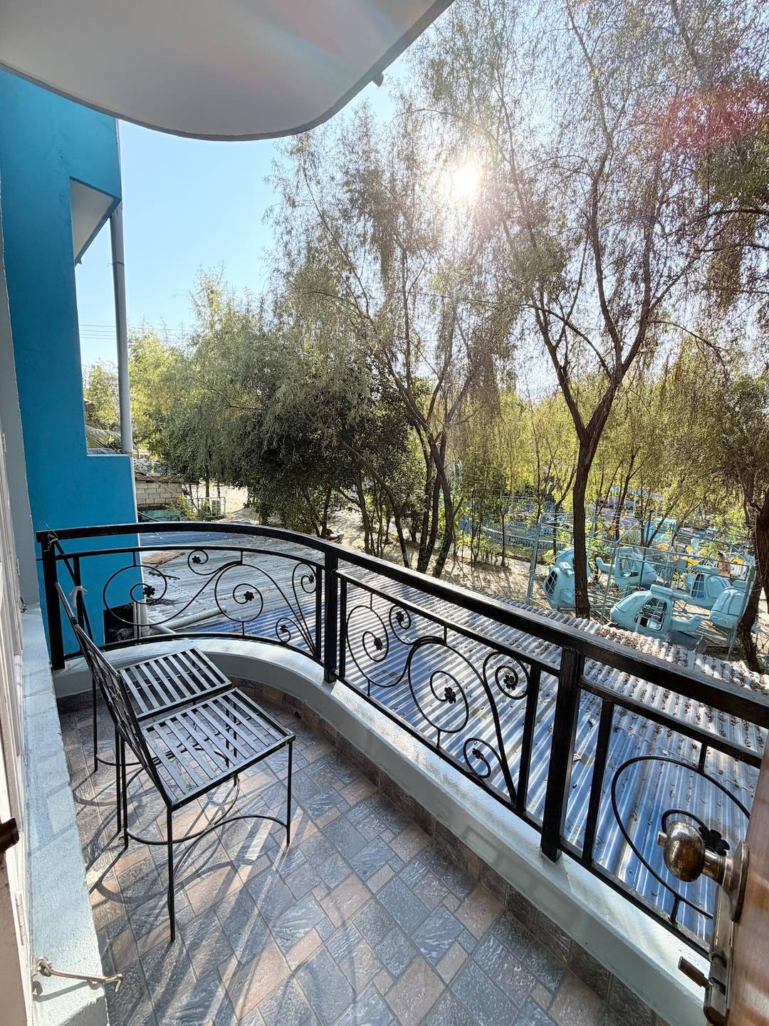 Cozy Balcony Room at Lakeside — photo