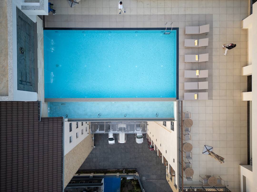 𝐀𝐓𝐈𝐓𝐇𝐈 𝐒𝐔𝐈𝐓𝐄𝐒
(Executive Suite) — photo