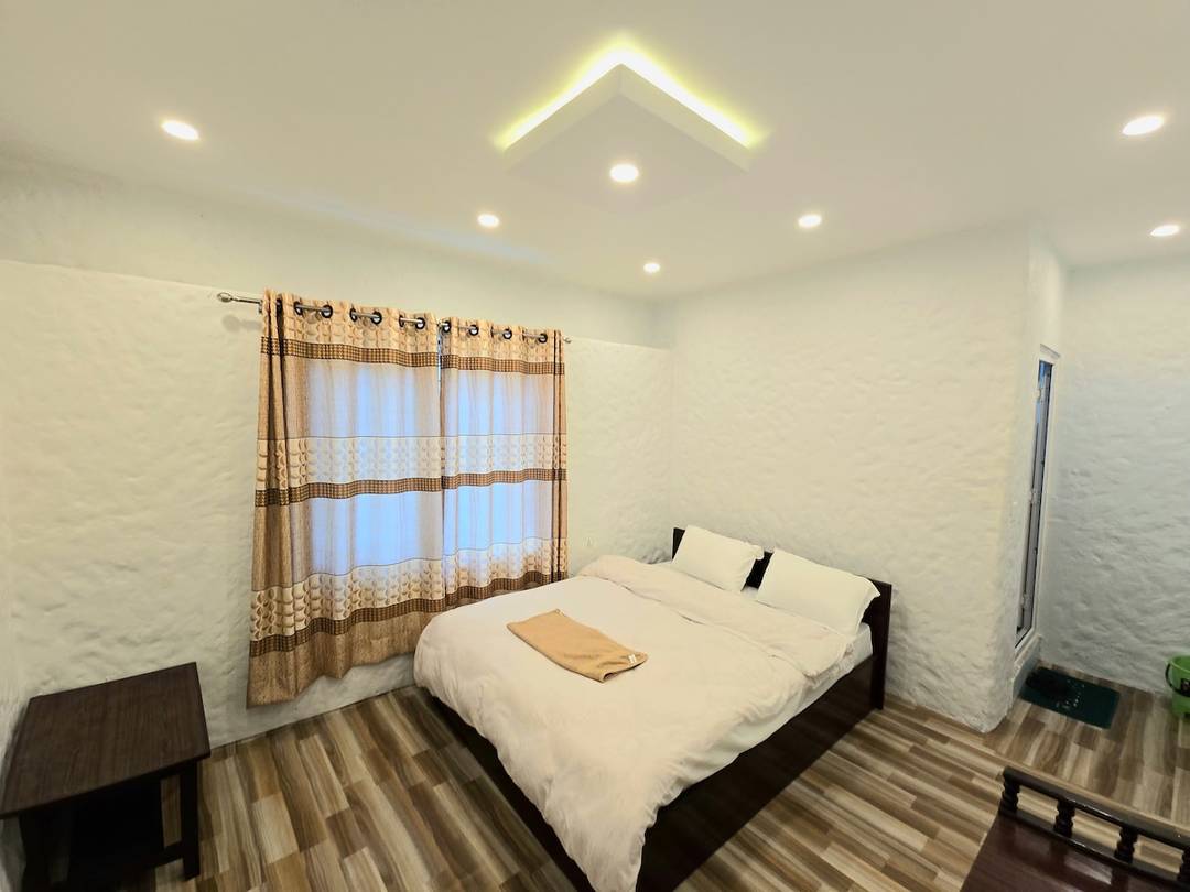 Private Peaceful Villa w/ Private Cave & Lakeview