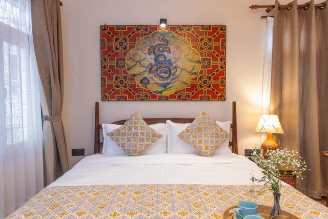 SUPER HOST | Designer Queen Bed with Breakfast!