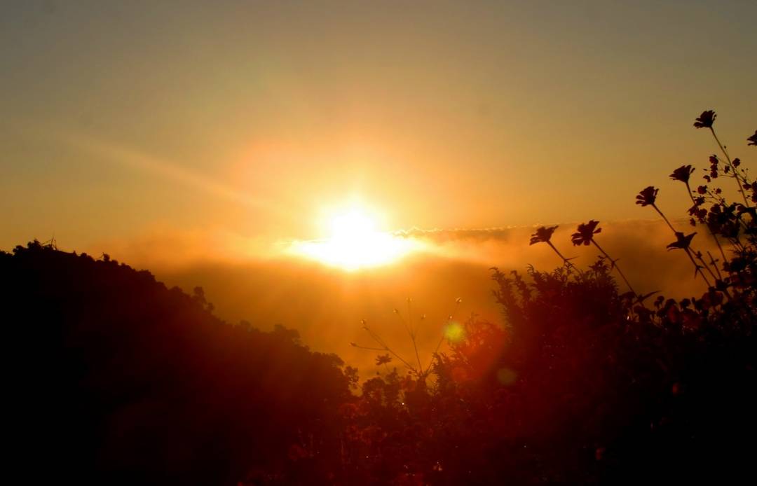 Peace Dragon Lodge. Double bed. Mountain views. — photo
