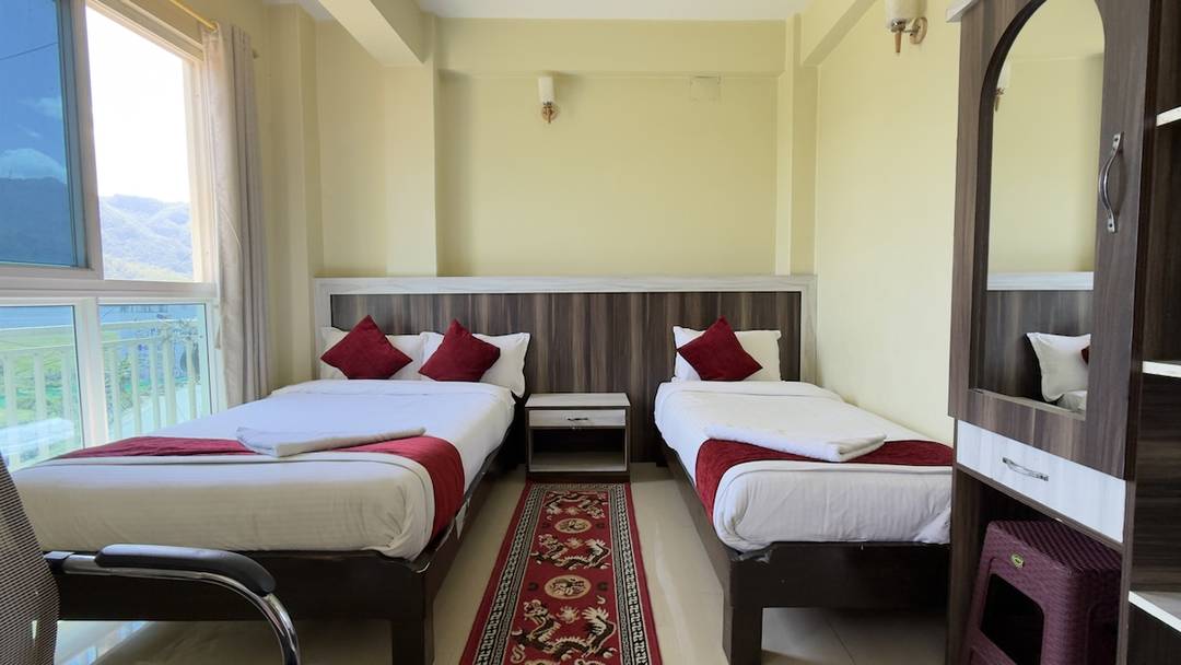 Room For 3 w/Private Kitchen & Attached Bathroom