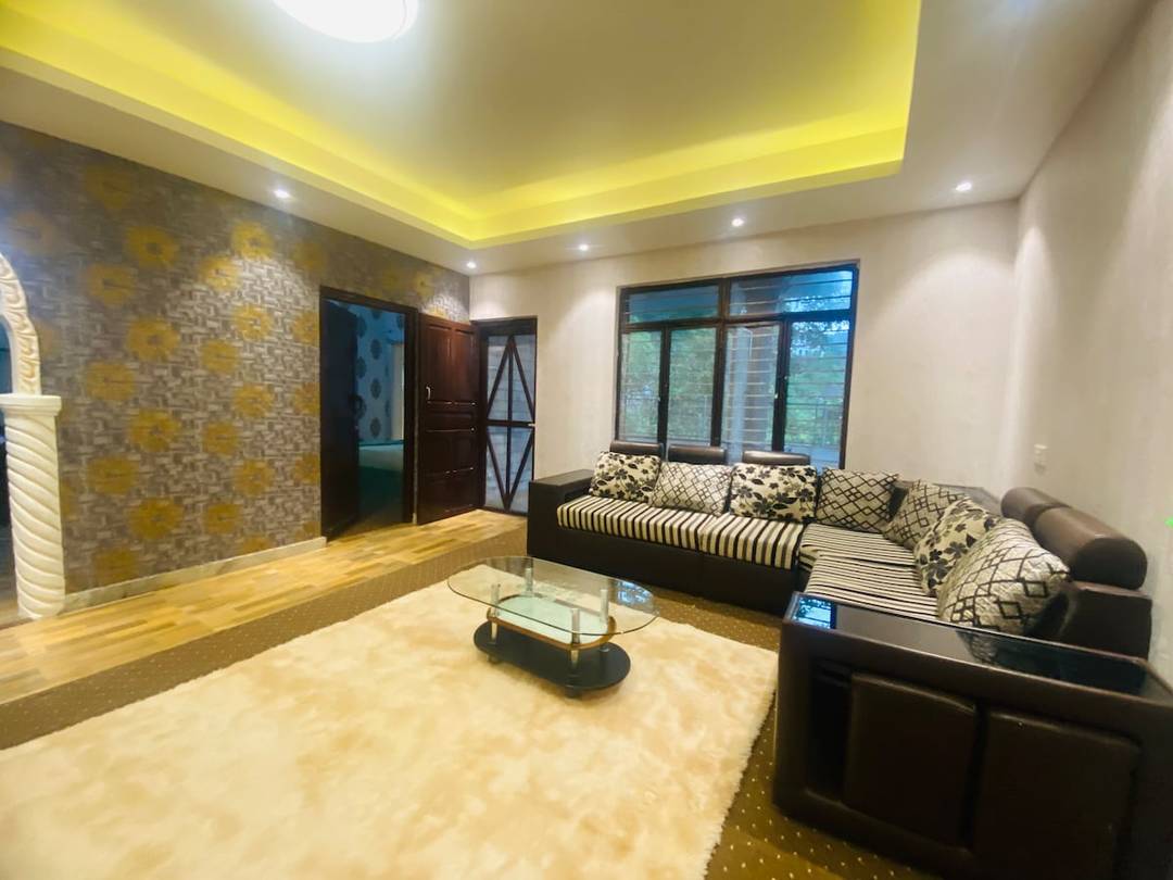 Cheerful 2 bed room flat with parking near forest.