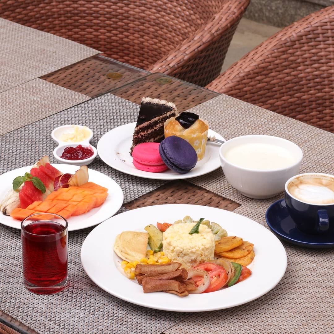 Beautiful room with city view and luxury breakfast — photo