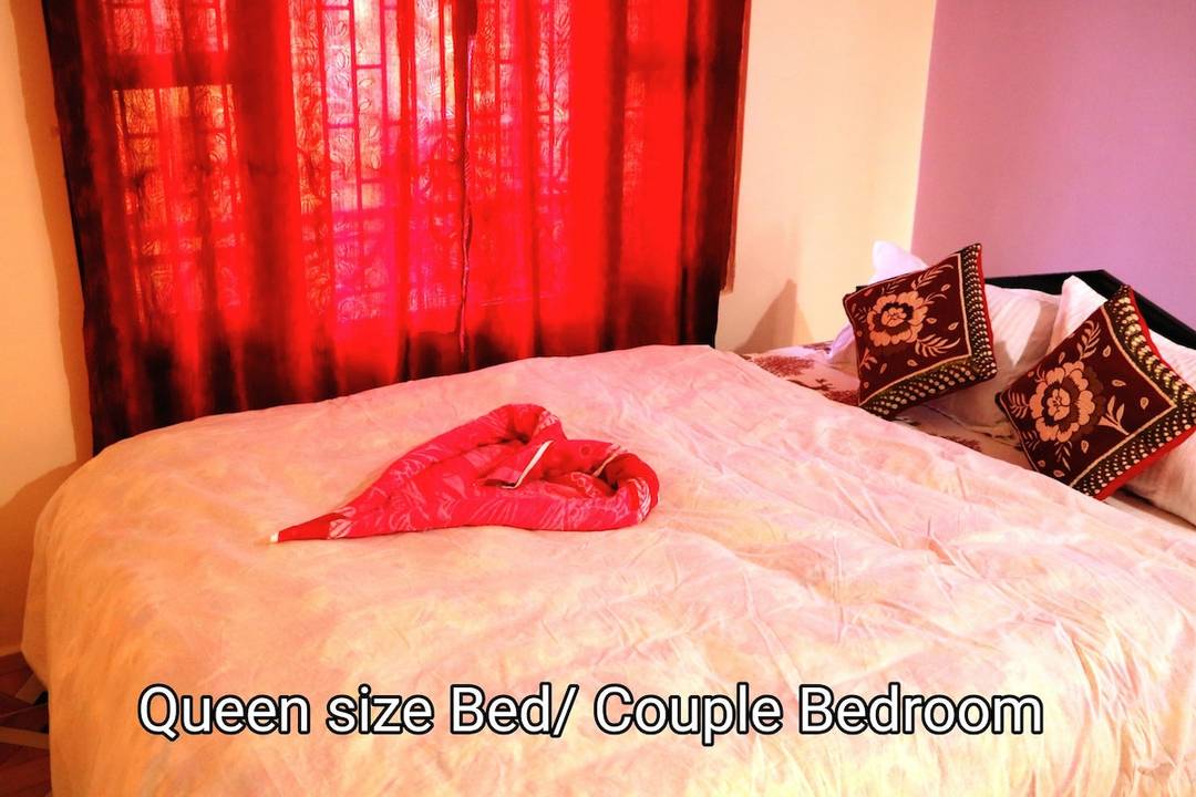 Welcoming One Queen bed with attached bathroom — photo