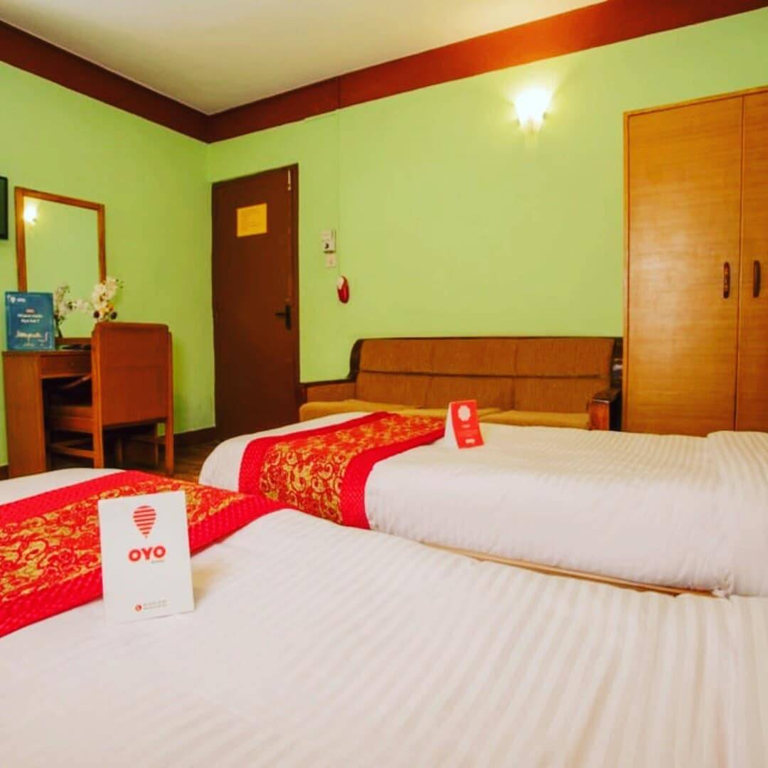 Twin bed room with bed and breakfast in thamel — photo