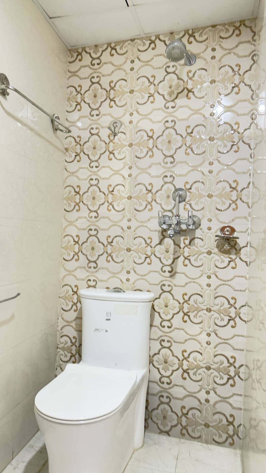 Spacious Room with Attached Bathroom — photo