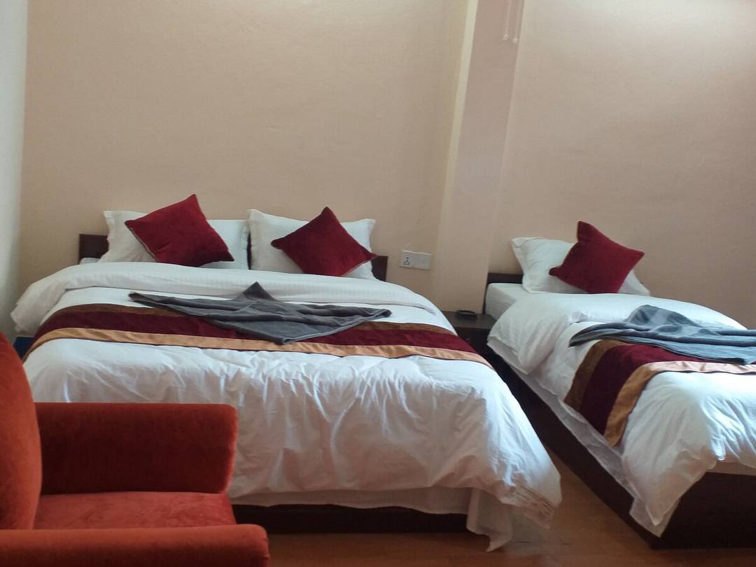 Deluxe bedroom with private bathroom — photo