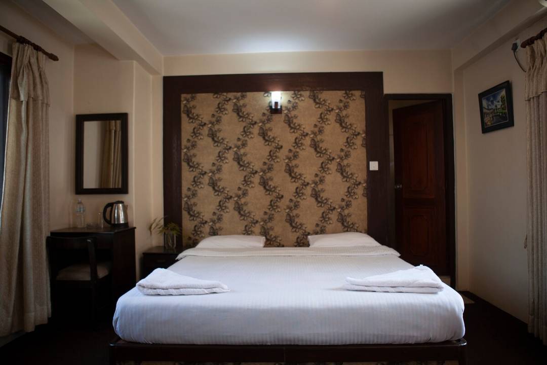 Deluxe King Sized Bedroom — photo