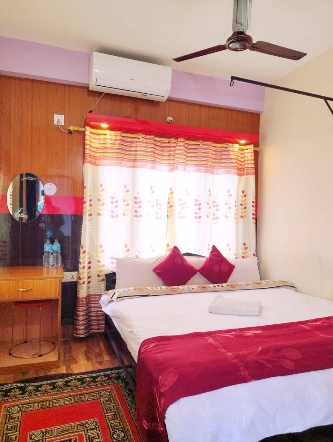 Deluxe King Size bed Room attached bathroom — photo