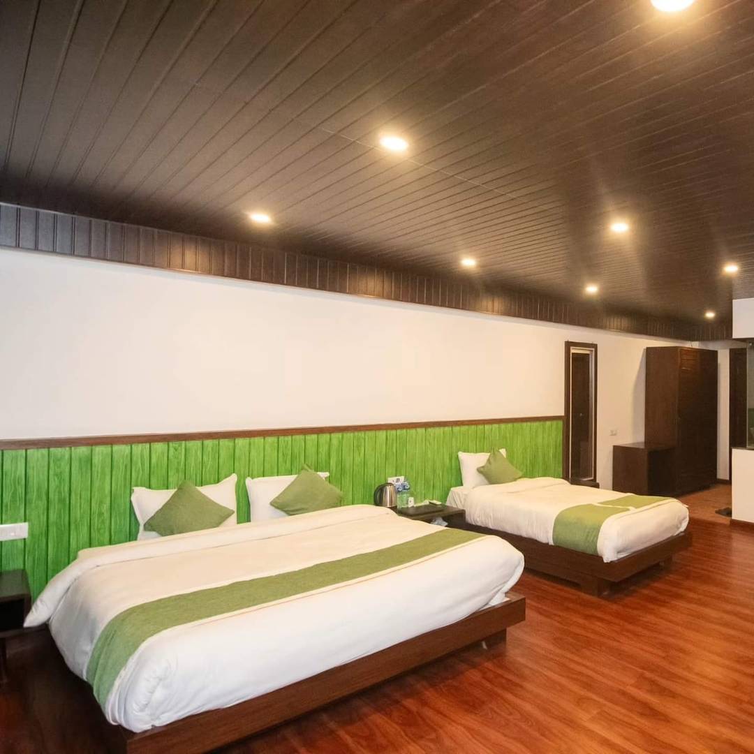 Beautiful Deluxe Triple Room w/ Mountain View
