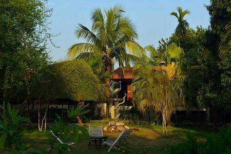 A Resort with Restaurant and Pool — photo