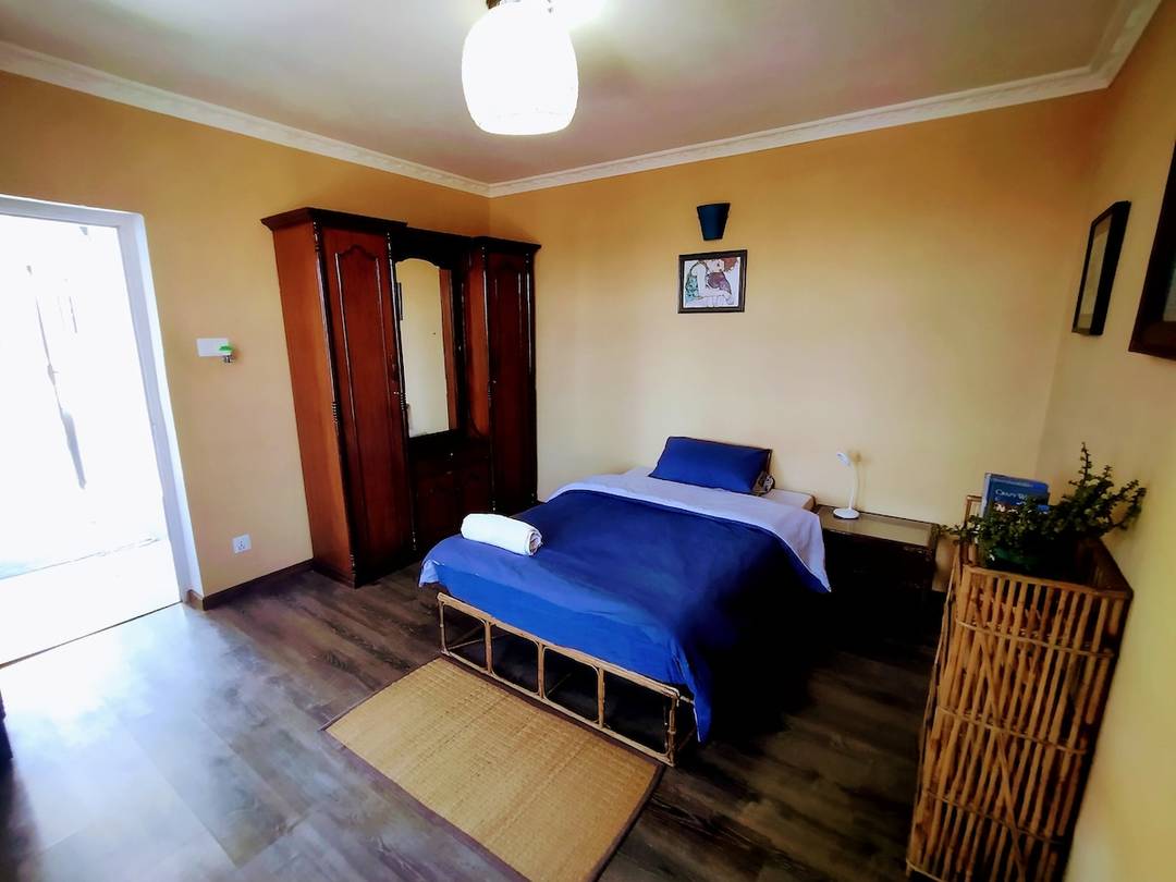 Room with balcony, private kitchen and bathroom — photo