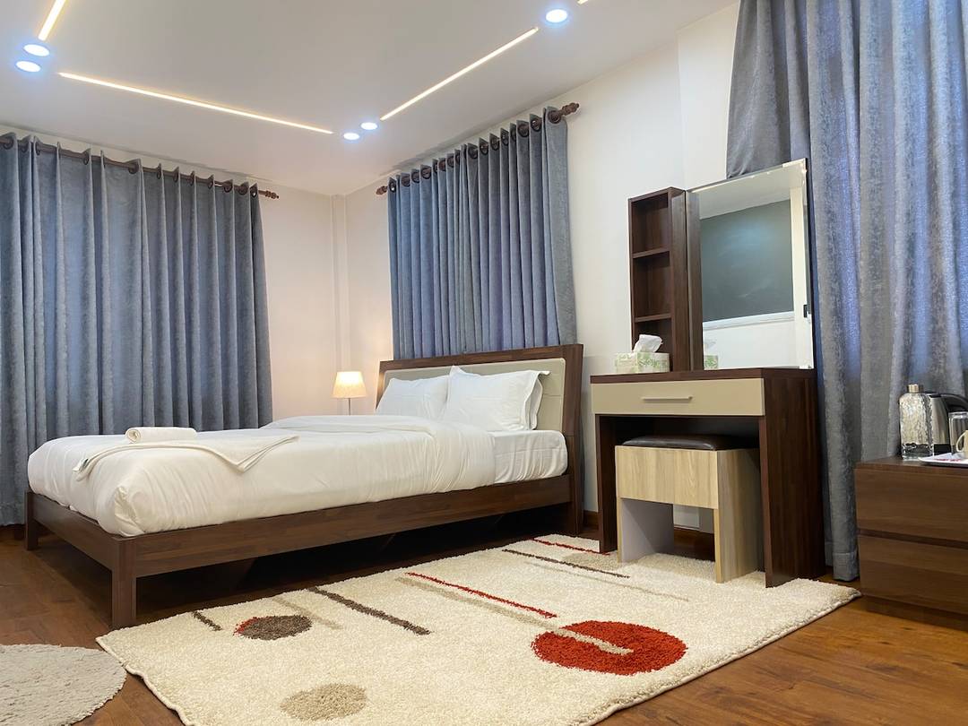 Peaceful Ensuite Room w/ Kitchen & Terrace Access