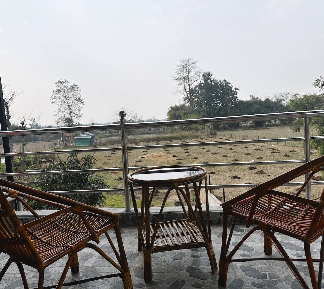 Vacation Vibe Villa – 2R, Balcony, Kitchen, Living