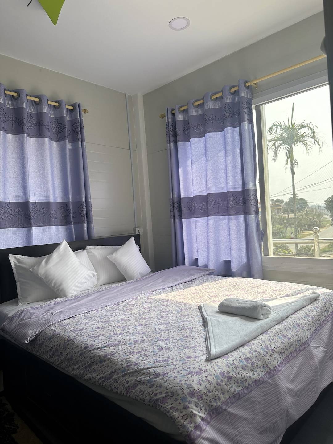 Vacation Vibe Villa – 2R, Balcony, Kitchen, Living — photo