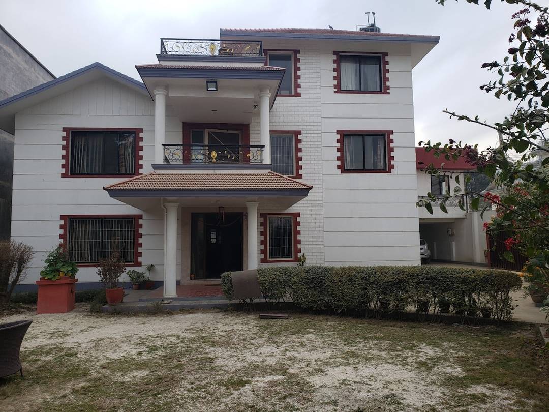 Bungalaw type house with garden.
