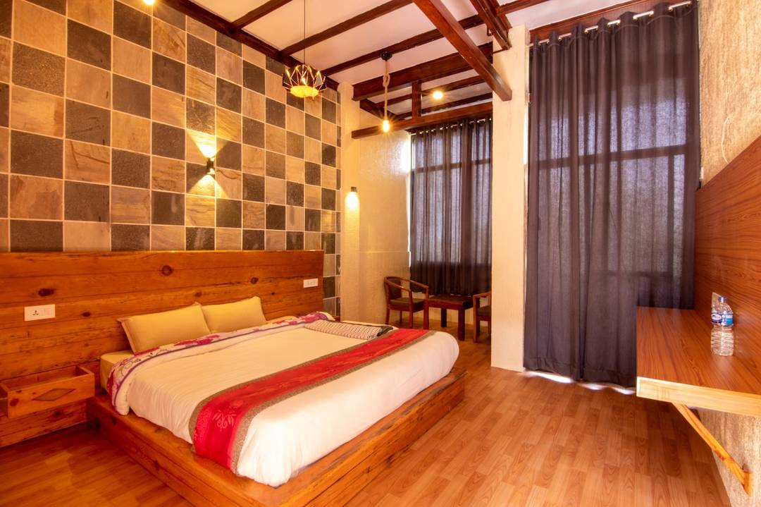 Beautiful Room /w jungle view, ac& private balcony