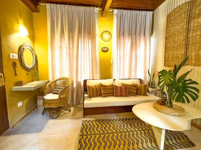 Melo Pomelo | King bed w/ living | Central area