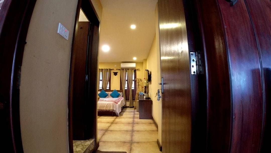 king suite with balcony room — photo