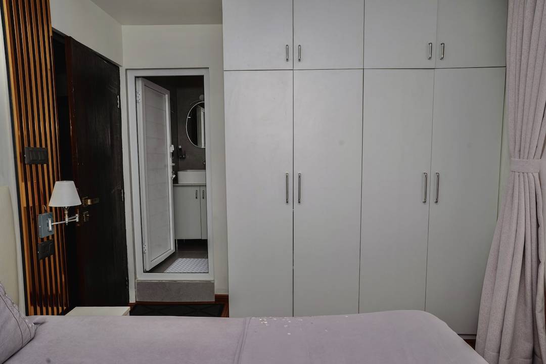 Beautiful room with stylish amenities near airport — photo