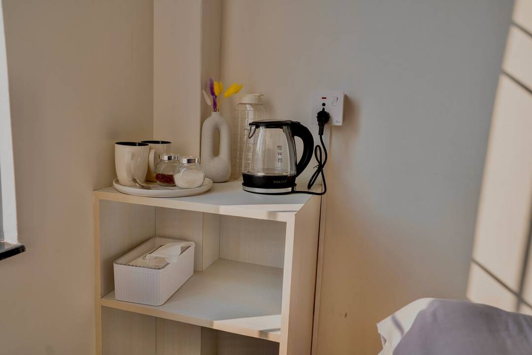 Beautiful room with stylish amenities near airport — photo
