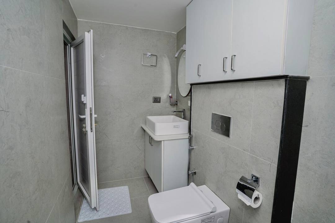 Beautiful room with stylish amenities near airport — photo